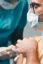 Closeup van patient die vaccin injectie krijgt
