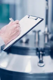 Close-up van handschrift op klembord in een cleanroom-omgeving