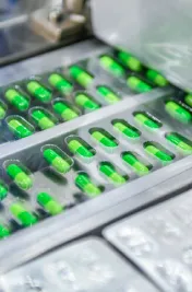 Groene blisters met capsules op lopende band