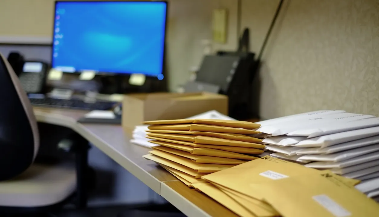 Enveloppen op Bureau zakelijke office communicatie